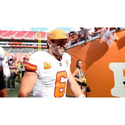 Los Tampa Bay Buccaneers deciden volver a usar su camiseta retro blanca de la fundación para la nueva temporada